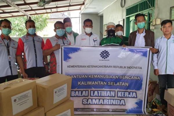 Bantuan kemanusiaan ini disalurkan sebagian melalui tiga BLK yang ada di Kalsel.