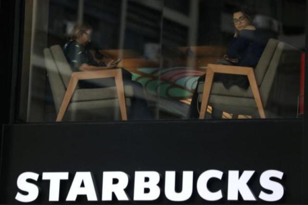 Starbucks sedang melakukan penyelidikan setelah sebuah surat kabar yang didukung negara melaporkan, gerainya menggunakan bahan kedaluwarsa untuk membuat minuman, yang melanggar aturan keamanan makanan.