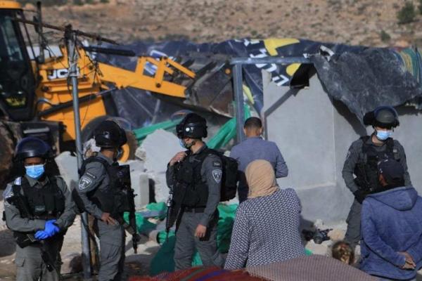 Militer Israel menghancurkan sebuah masjid yang sedang dibangun di Umm Qusah di selatan Hebron di Tepi Barat yang diduduki