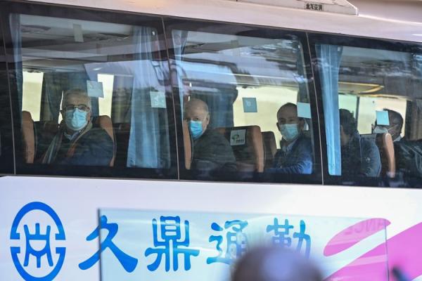 Para peneliti, yang diminta untuk menyelesaikan 14 hari di karantina setelah tiba di China, terlihat meninggalkan hotel mereka dan naik bus pada Kamis (28/1) sore. 