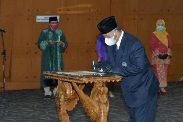 Menteri Pendidikan dan Kebudayaan (Mendikbud) Nadiem Anwar Makarim melantik Rektor Universitas Negeri Yogyakarta (UNY), Sumaryanto untuk periode 2021-2025 pada Kamis (28/1).