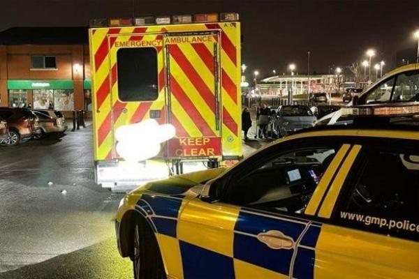 Ambulans tersebut dilaporkan membawa satu keluarga ketika tiba di toko perbelanjaan, Asda, di daerah Harpurhey Manchester pada hari Rabu.