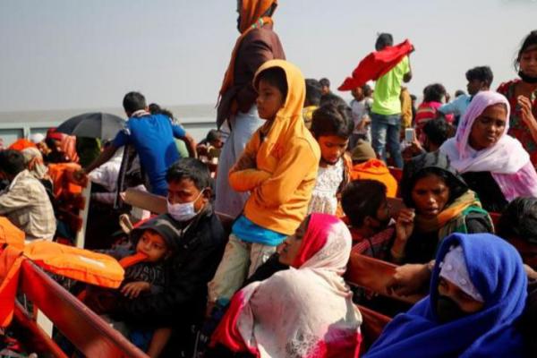 Rohingya, kelompok minoritas yang melarikan diri dari kekerasan di Myanmar yang mayoritas beragama Buddha, tidak diizinkan keluar dari pulau itu tanpa izin dari pemerintah.