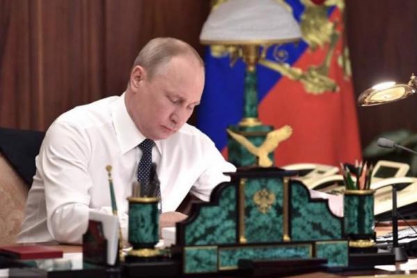 Rusia mengatakan Presiden Vladimir Putin akan mengawasi latihan militer yang melibatkan kekuatan strategis secara pribadi pada Sabtu (19/2) besok, di tengah ketegangan meningkat di perbatasan Ukraina.