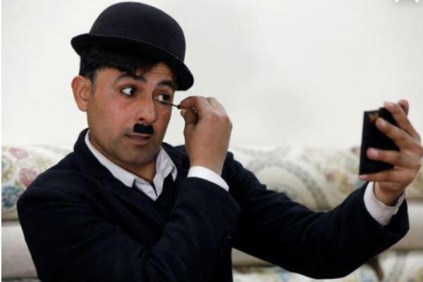 Usman Khan, 28, dulu menjual mainan anak-anak dari kios pinggir jalan, tetapi selama pandemi COVID-19 telah mengubah dirinya menjadi Charlie Chaplin.