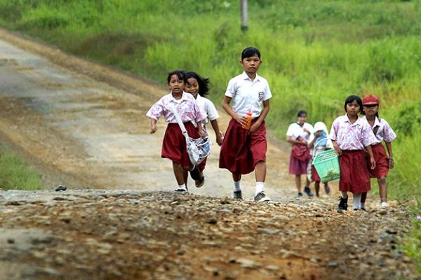 Pengamat pendidikan dari Vox Populi Institute Indra Charismiadji menilai kewajiban berseragam di sekolah negeri seharusnya dihapus, karena tidak sesuai dengan Pancasila dan Undang-undang 1945.
