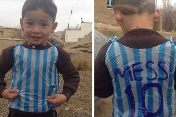Murtaza Ahmadi mencuri perhatian dunia internasional pada 2016 silam, ketika bocah lima tahun asal Afganistan itu mengenakan kostum Argentina dari plastik bertulisan Lionel Messi.