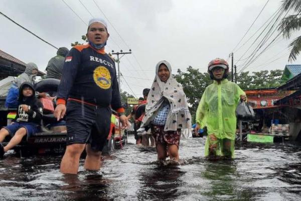 Tim Kunjungan Kerja Spesifik Komisi III DPR memberikan bantuan berupa 2000 paket sembako kepada masyarakat yang terdampak akibat bencana banjir di Provinsi Kalimantan Selatan (Kalsel).