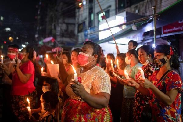 Puluhan ribu orang turun ke jalan untuk hari ketiga pada awal pekan ini untuk memprotes kudeta yang menggulingkan pemerintah sipil Aung San Suu Kyi.