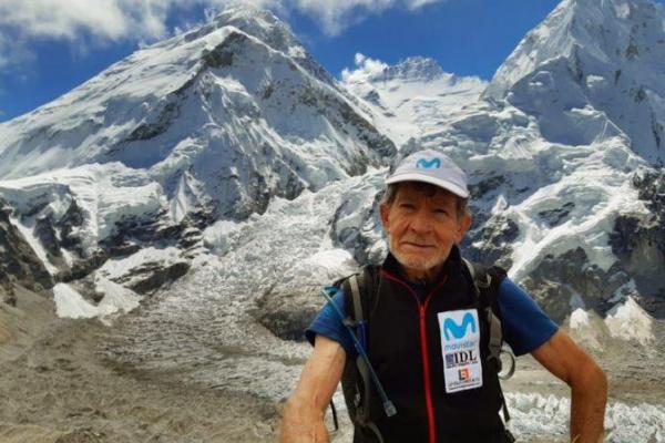 Tua-tua keladi, makin tua makin menjadi. Inilah kalimat yang layak disandangkan untuk kakek 81 tahun tersebut. Di usia senja, Carlos belum berencana pensiun sebagai pendaki gunung.