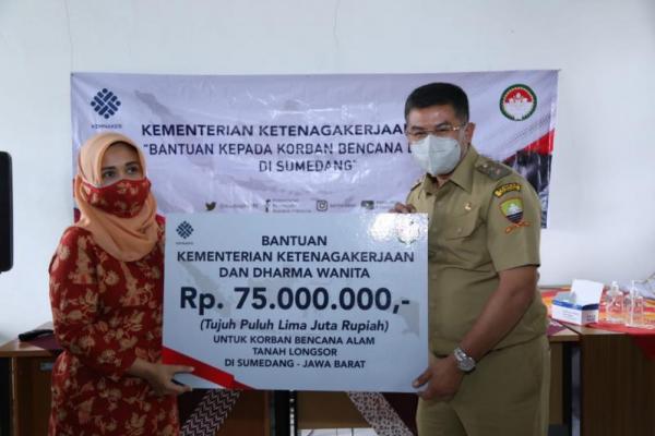 Bantuan diserahkan secara simbolis kepada Wakil Bupati Sumedang, Erwan Setiawan, berupa uang tunai sebesar Rp75 juta dan 4 paket pelatihan.