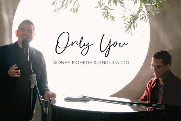 Di daftar tangga lagu teratas iTunes, lagu Only You hasil kolaborasi Sidney Mohede dan Andi Rianto disambut antusias