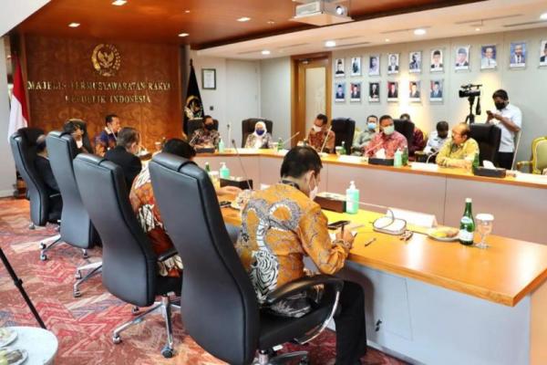 Karenanya, KY harus mengajukan calon hakim agung yang berkualitas, guna memastikan tidak terjadi moral hazard dalam sistem penegakan hukum.