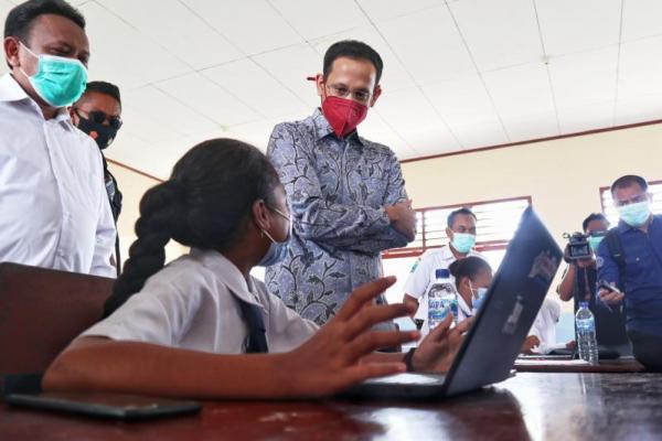 Menteri Pendidikan dan Kebudayaan (Mendikbud) Nadiem Anwar Makarim mengunjungi SMP Negeri 14 Sorong, Papua Barat pada Rabu (10/2).