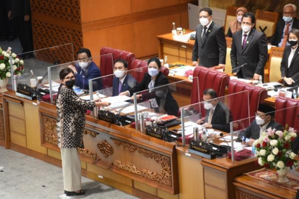 Ketua Komisi IX DPR RI Felly Estelita Runtuwene menyampaikan hasil uji kelayakan dan kepatutan (fit and proper test) terhadap Calon Anggota Dewan Pengawas Badan Penyelenggara Jaminan Sosial (Dewan BPJS) bidang Kesehatan dan BPJS bidang Ketenagakerjaan pada Rapat Paripurna DPR RI, Rabu (10/2).