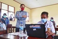 Digitalisasi Sekolah di Papua, Mendikbud Bagikan Chromebook