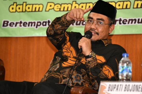 Ada Kampus Merdeka, sekarang ada Kampus Mengajar, itu seakan-akan jargon saja, belum terimplementasi secara baik.