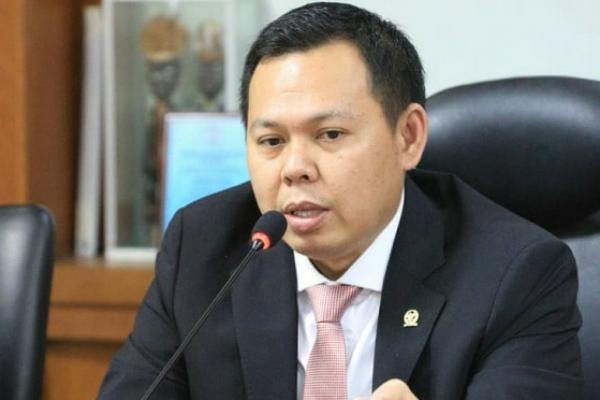 Pimpinan DPD RI meminta buruh dan pekerja yang tergabung dalam organisasi buruh untuk berbesar hati dalam membangun kesepakatan dengan pemerintah pasca ditetapkannya Peraturan pemerintah turunan UU Omnibus Law Ciptaker.