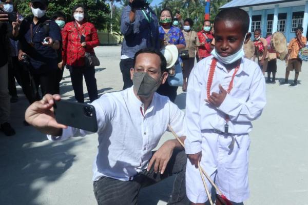 Mendikbud lansung memutuskan memberikan sebuah perahu, yang diperuntukkan bagi siswa-siswa Pulau Soop yang bersekolah di Kota Sorong.