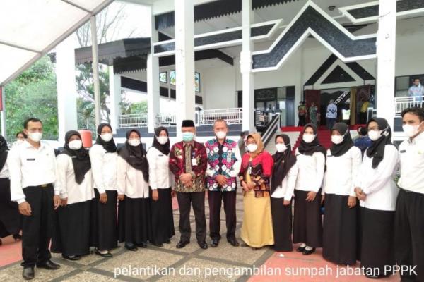 Ibu Khalifah, THL-TBPP Kalimantan Tengah tidak bisa menyembunyikan kebahagiannya saat diangkat menjadi ASN-P3K, terlebih karena perjuangannya menjadi ASN-P3K tergolong tidak mudah.