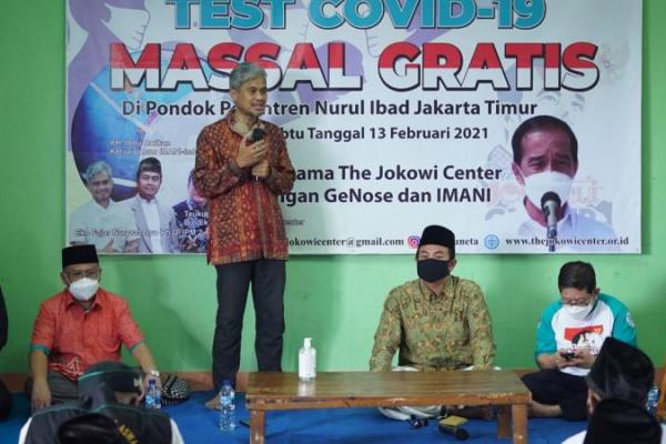 Gunakan GeNose C19 The Jokowi Center melakukan tes COVID-19 massal di Ponpes Nurul Ibad.