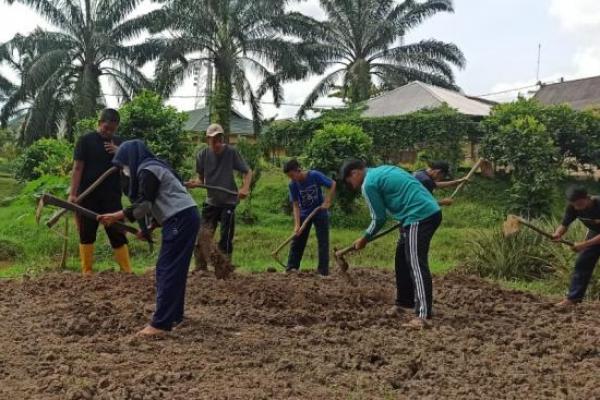 Keken, salah satu siswa magang dari SMKNPP Jambi jurusan Agribisnis Tanaman Pangan dan Hortikultura memaparkan kesannya selama magang.