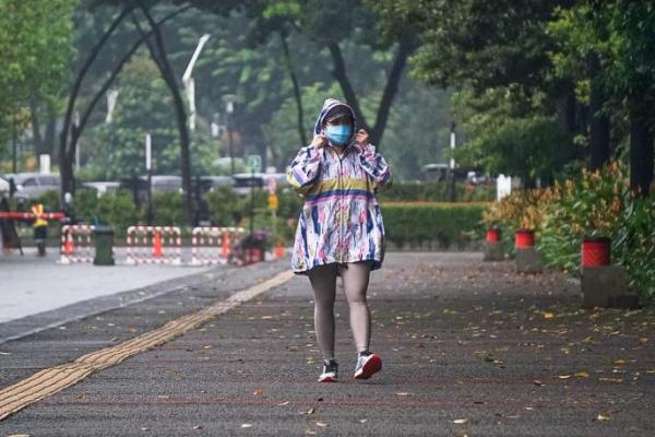 Ketua DPR RI Puan Maharani berolahraga di Kompleks Stadion Utama Gelora Bung Karno, Senayan, Jakarta, Selasa (16/2) pagi. 