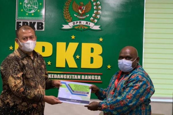 Mantan Komisioner Komnas HAM Natalius Pigai menyambangi kantor Fraksi Partai Kebangkitan Bangsa (PKB) di Gedung DPR RI, Senayan, Jakarta, Rabu (17/2).