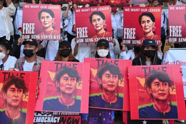 Peringatan itu muncul setelah pemimpin sipil yang digulingkan Aung San Suu Kyi menghadapi tuntutan pidana kedua saat menghadiri persidangan melalui tautan video, pada Selasa (16/2).