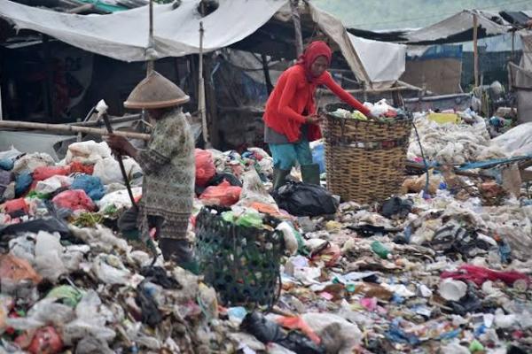 Badan Pusat Statistik (BPS) DKI Jakarta menyebutkan pertambahan penduduk miskin di DKI Jakarta dalam setahun terakhir disebabkan adanya pandemi.