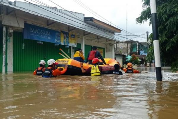 Badan Amil Zakat Nasional (Baznas) terjun langsung dalam proses evakuasi korban banjir di Cipinang Melayu, Kecamatan Makassar