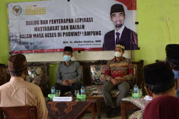 Anggota Dewan Perwakilan Daerah Republik Indonesia (DPD RI) asal Provinsi Lampung, Abdul Hakim, memberikan bantuan 3000 benih ikan lele beserta pakan kepada Pondok Pesantren Miftahul Huda, Lampung baru-baru ini.