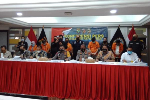 Polda Metro Jaya membongkar sindikat kasus mafia tanah yang banyak korbankan warga.