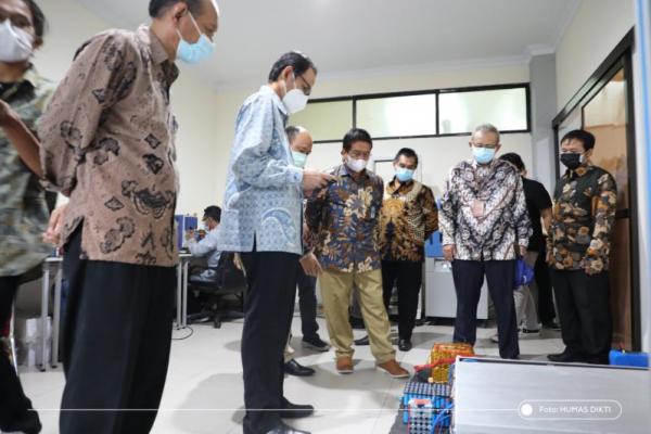 Nizam mengunjungi Pusat Pengembangan Bisnis (Pusbangnis) Universitas Sebelas Maret (UNS) untuk menyaksikan proses produksi baterai lithium di Unit Produksi Baterai Lithium UNS pada Kamis (18/2).