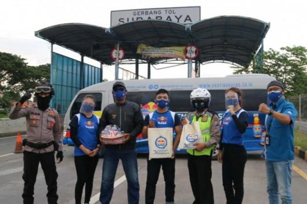 Brand minuman berenergi Kratingdaeng Red Bull menggelar program donasi masker di 120 kota seluruh Indonesia, dalam rangka menekan angka penyebaran Covid-19 dengan mengampanyekan 3M (memakai masker, mencuci tangan, menjaga jarak.