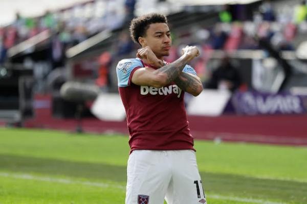 Manchester United dilaporkan sedang menjajaki kemungkinan kesepakatan pertukaran yang melibatkan Jesse Lingard dan Declan Rice dengan West Ham United.