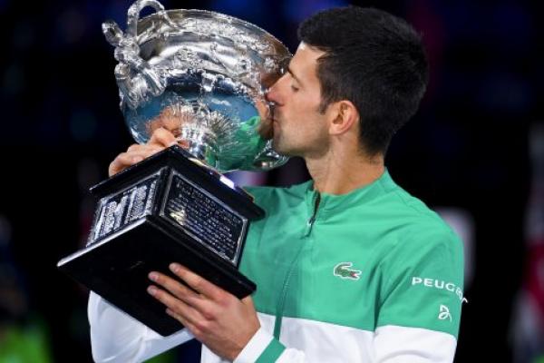 Novak Djokovic, petenis putra No. 1 di dunia, memenangkan gelar Australia Terbuka kesembilan yang memperpanjang rekor dengan kemenangan straight-set atas Daniil Medvedev pada Minggu di Melbourne.