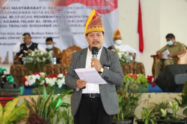 Kepala Perpustakaan Nasional (Perpusnas) RI Muhammad Syarif Bando menyerahkan bantuan mobil perpustakaan keliling (MPK) sekaligus meresmikan pojok baca digital (Pocadi) untuk Kabupaten Dairi, Sumatera Utara.