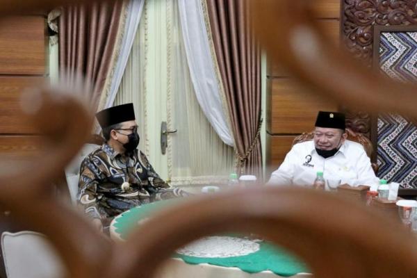 Ketua DPD RI, AA LaNyalla Mahmud Mattalitti, melakukan rapat kerja bersama Bupati Pamekasan, Badrut Tamam, Kamis (25/2). 