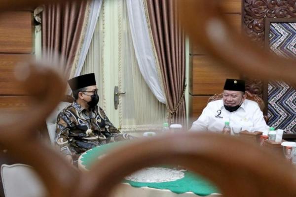 Ketua DPD RI, AA LaNyalla Mahmud Mattalitti, melakukan rapat kerja bersama Bupati Pamekasan, Badrut Tamam, Kamis (25/2).