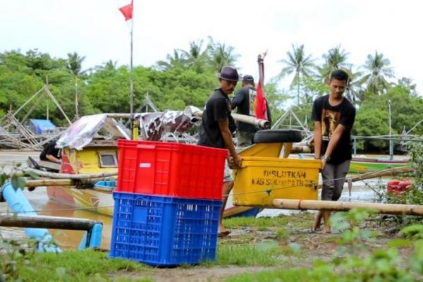 Aktivitas nelayan yang tergabung dalam Koperasi Nelayan Berdaulat di pesisir selatan Sukabumi, kini tak lagi bergantung pada musim.