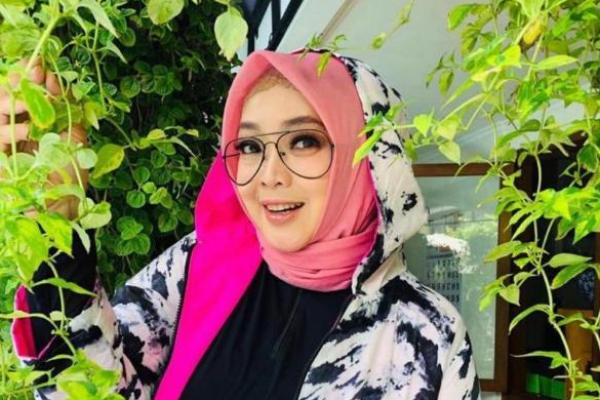 Artis Rina Gunawan meninggal dunia setelah dirawat disebuah rumah sakit. 