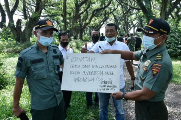 Ketua DPR RI Puan Maharani, menyempatkan diri mengunjungi sejumlah destinasi wisata di kawasan Banyuwangi, Jawa Timur. Salah satunya Wisata De Djawatan yang ada di Desa Benculuk, Kecamatan Cluring, Selasa (2/3).