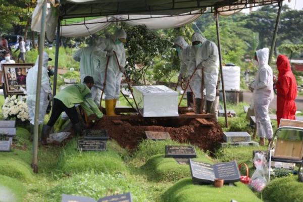 Teddy Syach tak bisa membendung kesedihannya ditinggal istri tercinta Rina Gunawan.