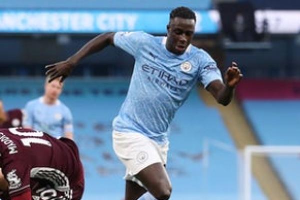 Paris Saint-Germain dilaporkan mengawasi perkembangan seputar masa depan Benjamin Mendy di Manchester City.