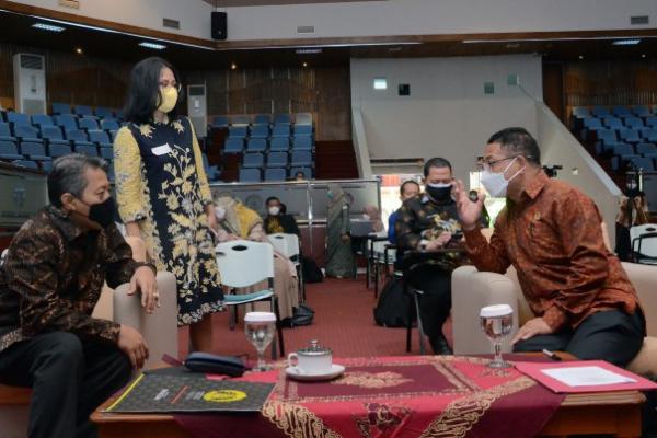 Kepala Badan Keahlian (BK) Setjen DPR RI Inosentius Samsul dan Dekan Fakultas Hukum Universitas Indonesia (FH UI) Edmon Makarim melakukan penandatangan perjanjian kerja sama antara BK Setjen DPR dengan FH UI. 