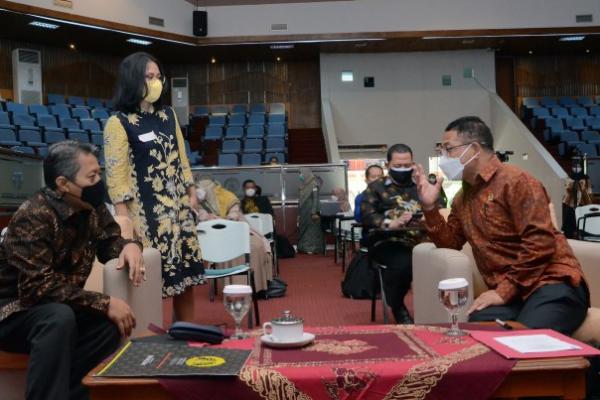 Kepala Badan Keahlian (BK) Setjen DPR RI Inosentius Samsul dan Dekan Fakultas Hukum Universitas Indonesia (FH UI) Edmon Makarim melakukan penandatangan perjanjian kerja sama antara BK Setjen DPR dengan FH UI.