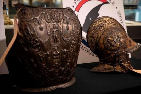 Dua bagian baju besi yang berasal dari era Renaisans Italia, akhirnya kembali ke Museum Louvre, Paris, Prancis setelah dicuri 40 tahun lalu.