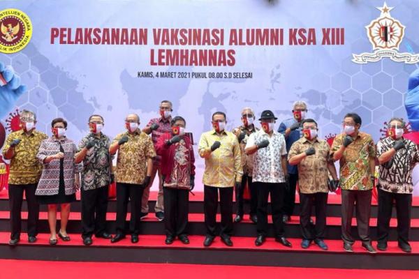 COVAX diinisiasi oleh Organisasi Kesehatan Dunia (WHO). Rencananya akan mendistribusikan secara gratis 237 juta dosis vaksin ke 142 negara sampai akhir Mei 2021.