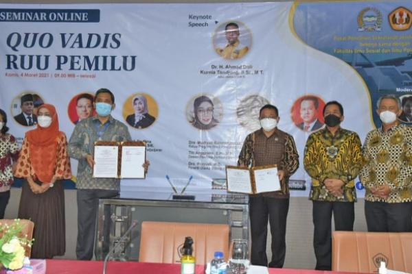 Badan Keahlian (BK) Sekretariat Jenderal DPR RI bersama Universitas Padjajaran (Unpad) melakukan Memorandum of Understanding (MoU) tentang pelaksanaan Tridarma Perguruan Tinggi dan Dukungan Keahlian dalam Pembentukan Undang-Undang dan Kerja Sama antara BK dengan Fakultas Ilmu Sosial dan Ilmu Politik (FISIP) Unpad tentang dukungan keahlian dalam pelaksanaan tugas dan fungsi DPR RI.